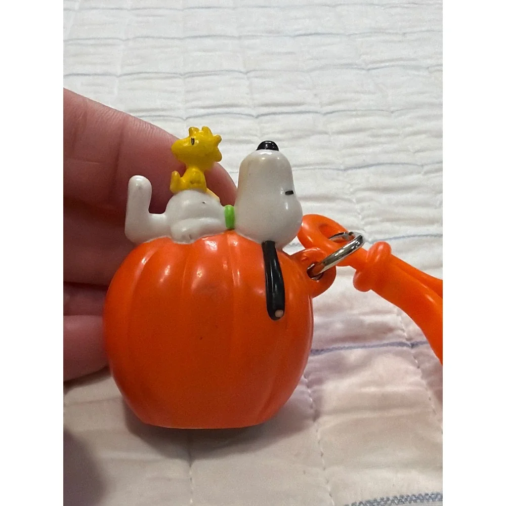 2005 Peanuts Snoopy Woodstock Halloween Pumpkin Clip On Keychain UFS Astronics